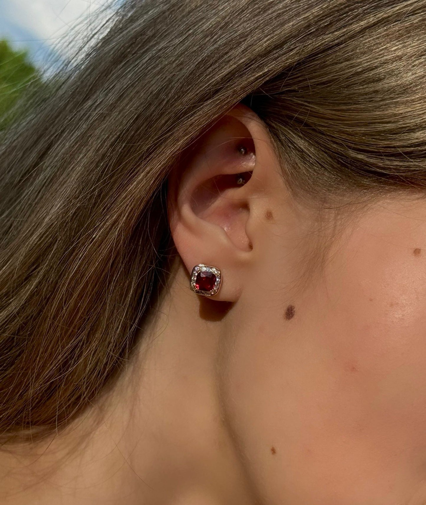 APZELTĪTI LUX NAGLIŅAUSKARI AR SARKANU KRISTĀLU